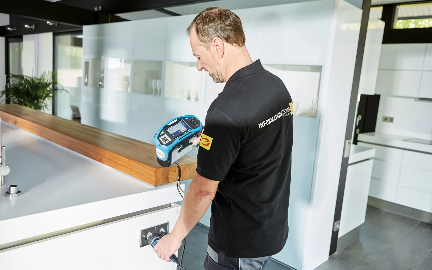 E-CHECK - Mitarbeiter prüft die Steckdosen in der Küche &middot; Elektro Dörr
