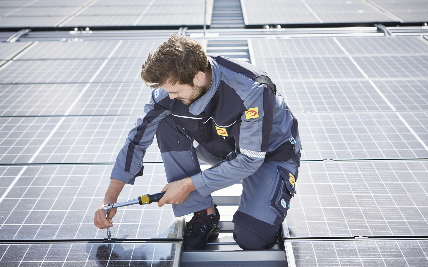 E-CHECK E-Mobilität - Mitarbeiter montiert auf dem Dach die neuen Solarmodule &middot; Elektro Dörr
