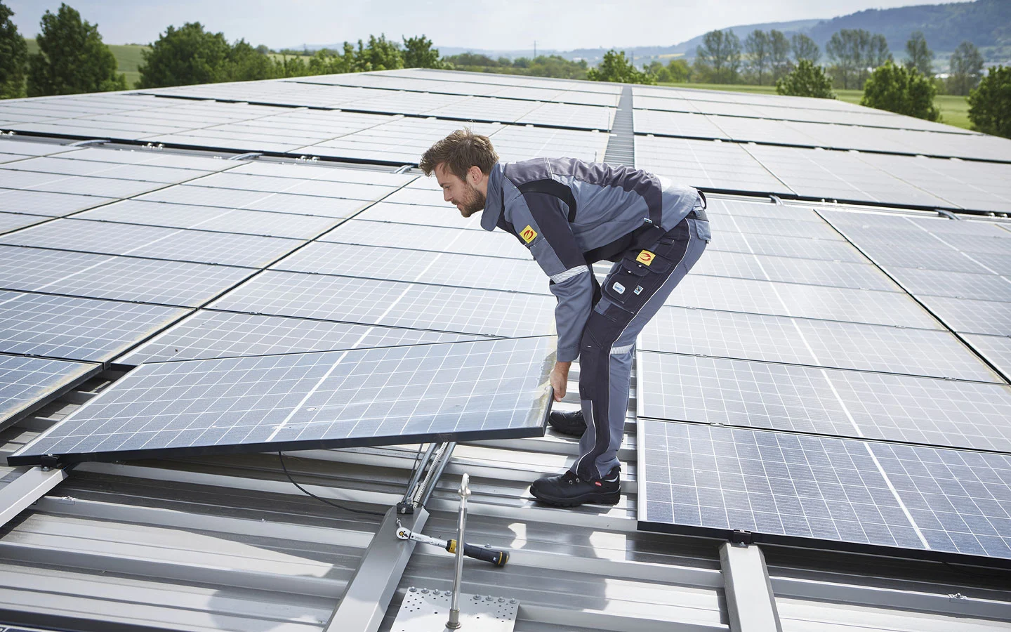 E-CHECK PV - Mitarbeiter installiert Solarzellen auf dem Dach &middot; Elektro Dörr