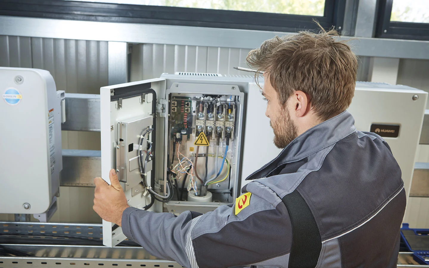 E-CHECK PV - Mitarbeiter überprüft den Wechselrichter &middot; Elektro Dörr