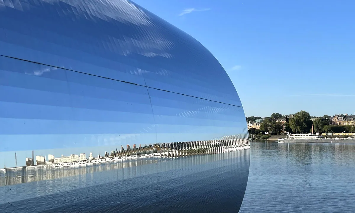 Kunstobjekt mit Spiegeln und Blick über den Rhein auf die Stadt Mainz &middot; Elektro Dörr